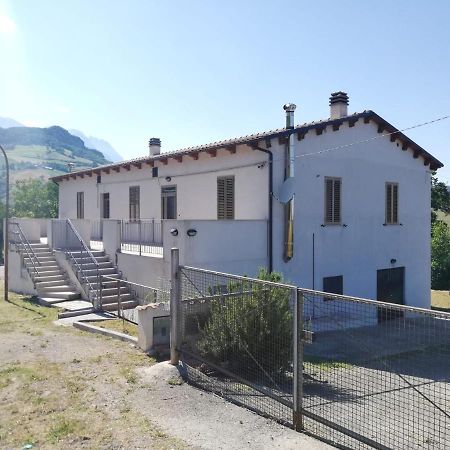 Casa A Montebello Di Bertona Con Vista Gran Sassoヴィラ エクステリア 写真