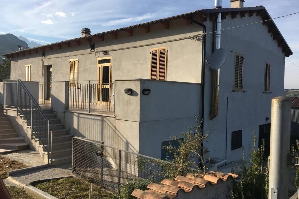 Casa A Montebello Di Bertona Con Vista Gran Sassoヴィラ エクステリア 写真