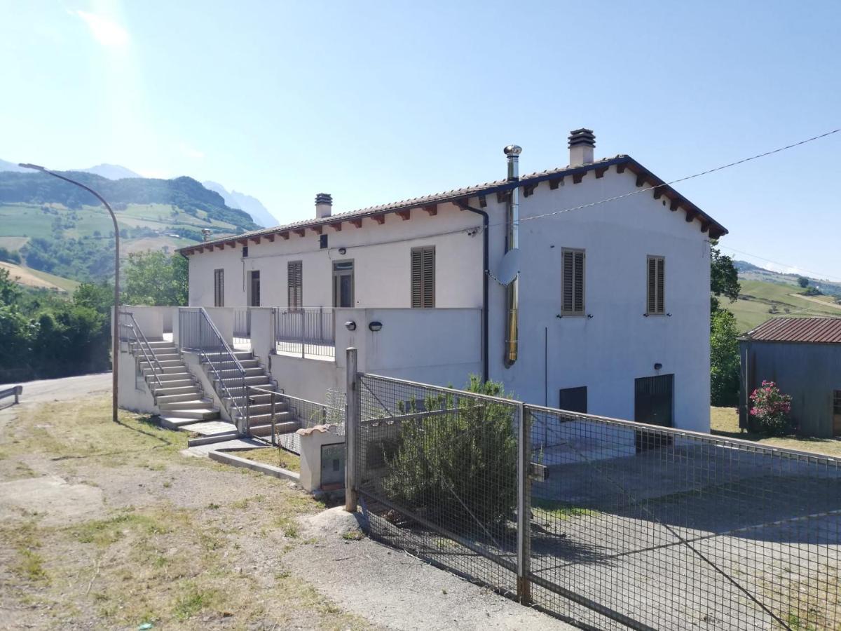 Casa A Montebello Di Bertona Con Vista Gran Sassoヴィラ エクステリア 写真