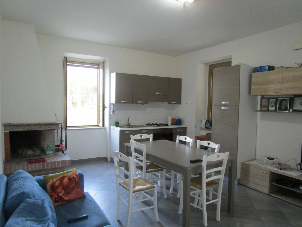 Casa A Montebello Di Bertona Con Vista Gran Sassoヴィラ エクステリア 写真